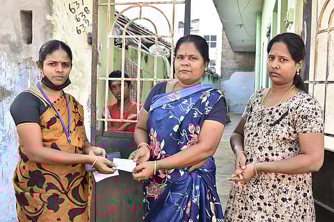 வீடு, வீடாக பொங்கல் தொகுப்பு டோக்கன் விநியோகம் தொடக்கம்