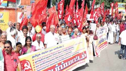 ஓய்வூதியம் உயர்த்தி வழங்க கோரிஅமைப்புசாரா சங்கத்தினர் ஆர்ப்பாட்டம்
