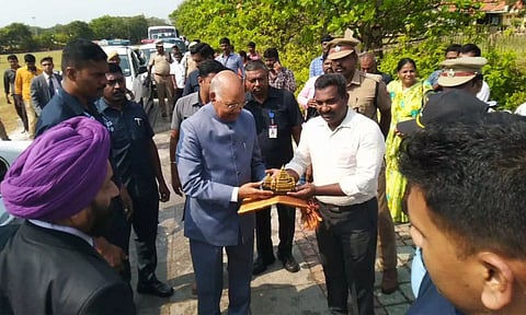 ராம்நாத் கோவிந்தை வரவேற்ற அதிகாரிகள்