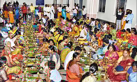 பழனி முருகன் கோவிலில் விளக்கு பூஜை