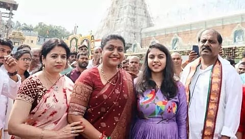 ஆந்திரா பிரிவினைக்கு காரணமாக இருந்த சந்திரசேகர ராவுக்கு மக்கள் சரியான பாடம் புகட்ட வேண்டும்- அமைச்சர் ரோஜா