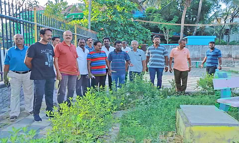 வி.என். காலனியில் உள்ள பூங்காவில் மேயர் மகேஷ் ஆய்வு செய்த காட்சி.
