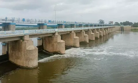 விரகனூர் அணையில் இருந்து தண்ணீர் திறந்து விடப்பட்டது.