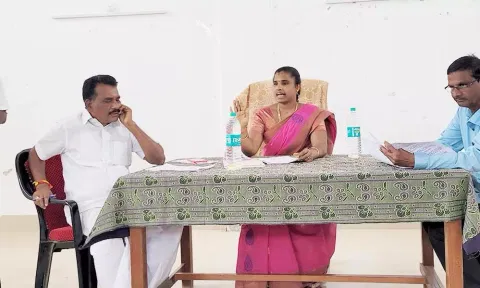 போகலூர் யூனியன் கவுன்சில் கூட்டம் தலைவர் சத்யா குணசேகரன் தலைமையில் நடந்தது.