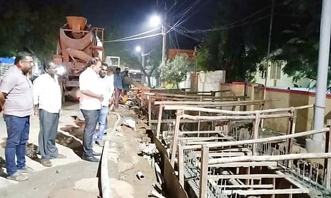 வடிகால் பணிகளை மேயர் ஜெகன் பெரியசாமி ஆய்வு செய்தபோது எடுத்த படம்.