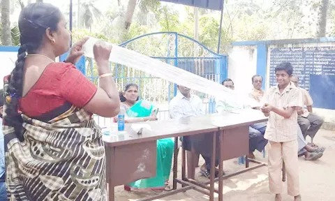 மாணவர்களுக்கு பல எளிய சோதனைகள் செய்து காண்பிக்கப்பட்டது.