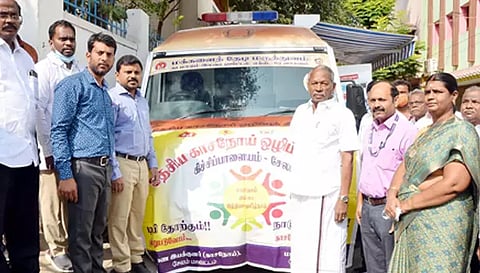 வாகனத்தை மேயர் ராமச்சந்திரன் தொடங்கி வைத்த போது எடுத்த படம்.