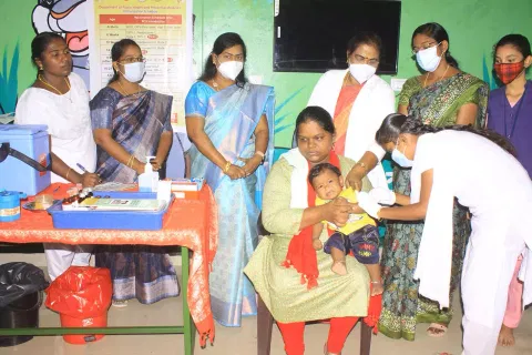 பாளை ஏ.ஆர். லைன் மாநகராட்சி அங்கன்வாடி பள்ளியில் நடைபெற்ற முகாமில் ஒரு குழந்தைக்கு போலியோ தடுப்பூசி போடப்பட்ட காட்சி.