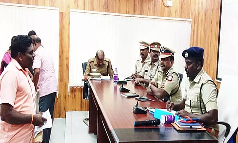 வேலூர் போலீஸ் சூப்பிரண்டு அலுவலகத்தில் மனு அளித்தவர்களிடம் விசாரணை நடத்திய காட்சி.