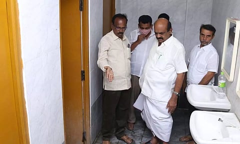 திருப்பூர் மத்திய பஸ் நிலையத்தில் உள்ள கழிவறை பகுதிகளில் செல்வராஜ்எம்.எல்.ஏ. அய்வு செய்த போது எடுத்த படம்.