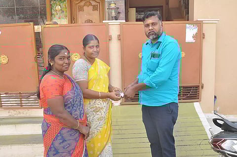 2-வது நாளாக பொங்கல் தொகுப்பு டோக்கன் வழங்கும் பணி தீவிரம்