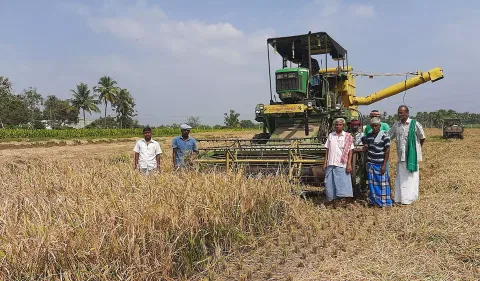 எந்திரம் மூலம் நெல் அறுவடை செய்யும் பணி தீவிரம்