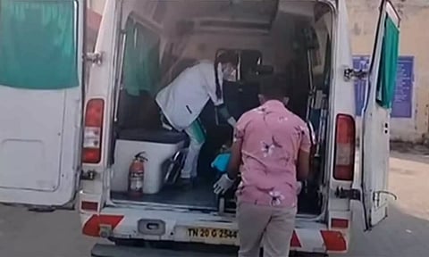 தீக்காயமடைந்த பெண்ணை ஆம்புலன்சில் ஏற்றி மருத்துவமனைக்கு கொண்டு சென்ற காட்சி