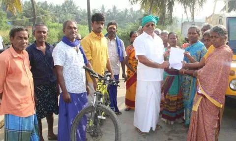 பொதுமக்களிடம் குறைகளை கேட்டறியும் சாமளாபுரம் பேரூராட்சி தலைவர்