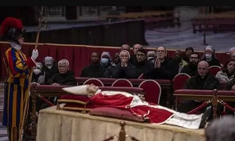 அஞ்சலிக்காக வைக்கப்பட்டுள்ள போப்பாண்டவர் 16-ம் பெனடிக்ட்டின் உடல்.