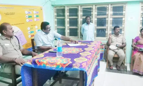 அதிகாரிகளுடன் பேச்சுவார்த்தையில் ஈடுபட்ட விசைத்தறி தொழிலாளர்கள்.