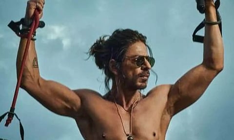 'பதான்' படத்துக்கு எதிர்ப்பு.. ஷாருக்கான் கட் அவுட் அடித்து உடைத்த பஜ்ரங்தள் தொண்டர்கள்