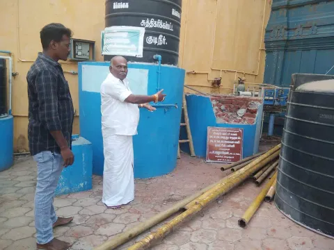 சேதப்படுத்தப்பட்ட குடிநீர்சின்டெக்ஸ் தொட்டி.
