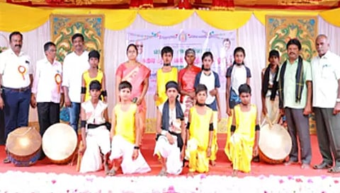 மாநில அளவிலான கலைத்திருவிழா நடனப்போட்டியில் முதல் பரிசு பெற்ற மண்ணுார் மலை கிராம மாணவ – மாணவியர்.