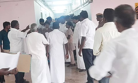 லிப்ட்டில் இருந்து மீட்கப்பட்ட அமைச்சர் எஸ்.எஸ்.சிவசங்கர், எம்.எல்.ஏ. பிரபாகரன் மற்றும் அதிகாரிகள் வெளியே வந்த காட்சி.