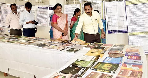 தொழில் நிதி வழிகாட்டும் மையம் சார்பில் நடந்த கண்காட்சி மற்றும் கருத்தரங்கு நிகழ்ச்சியில் கலந்து கொண்ட கலெக்டர் மேகநாதரெட்டி, போட்டி தேர்வுக்கான புத்தகங்கள் அடங்கிய கண்காட்சியை பார்வையிட்டார்.&nbsp;