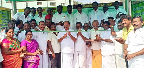 கோவில்பட்டியில் ரூ.9 லட்சத்தில் கட்டப்பட்ட பயணியர் நிழற்குடையை கடம்பூர் ராஜூ எம்.எல்.ஏ. திறந்து வைத்த காட்சி.