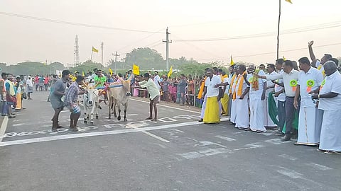 வைப்பாரில் நடைபெற்ற மாட்டு வண்டி போட்டியை மார்க்கண்டேயன் எம்.எல்.ஏ. தொடங்கி வைத்தார்.