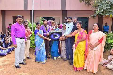 பிரிண்டர் வழங்கிய போது எடுத்த படம்