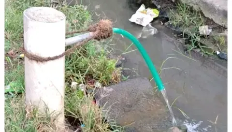 நல்லி இல்லாததால் குடிநீர் விணாக செல்லும் காட்சி.