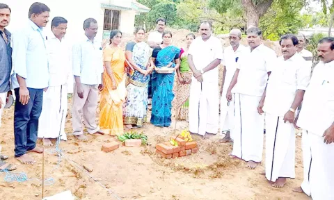 ஊராட்சி மன்ற கட்டிடம் கட்டும் பணிக்கு அடிக்கல் நடந்தது.