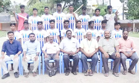 சீர்காழி சபாநாயக முதலியார் இந்து மேல்நிலைப்பள்ளி மாநில ஹாக்கி போட்டிக்கு தேர்வு செய்யப்பட்ட மாணவர்கள்.