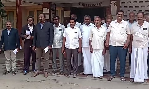 ராசிபுரம் தாலுகா ஆபீசுக்கு ஜப்தி செய்ய வந்திருந்த கோர்ட் ஊழியர்களை படத்தில் காணலாம்.