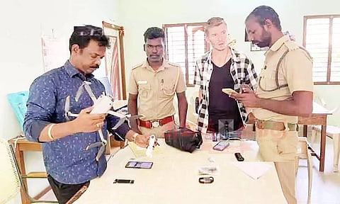 ரஷிய வாலிபரிடம் போலீசார் விசாரணை நடத்திய காட்சி.