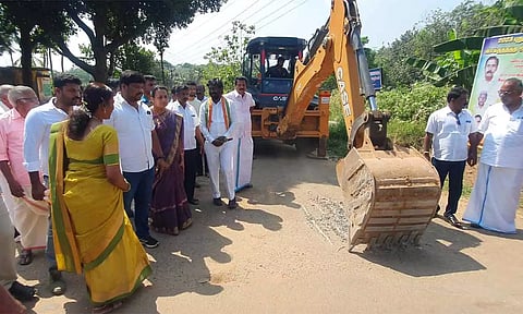 சாலை பராமரிப்பு பணிகளை தொடங்கி வைத்த விஜய் வசந்த் எம்.பி.