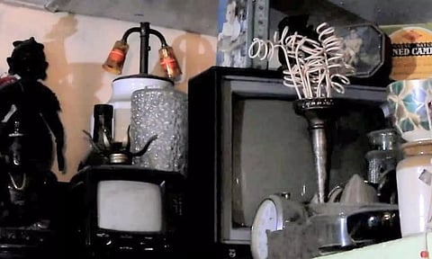 அருங்காட்சியகம் போல் வீட்டை மாற்றிய தந்தை, மகன்: அரிதான பொருட்களை சேகரித்து அசத்தல்