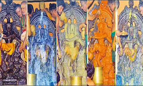 மரகத நடராஜருக்கு அபிஷேகம் நடைபெற்றதை படத்தில் காணலாம்.