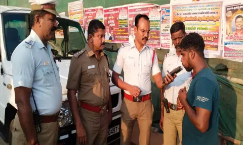 குளச்சல் போக்குவரத்து போலீசார் வாகன ஓட்டி குடிபோதையில் உள்ளாரா? என சோதனை செய்த காட்சி.