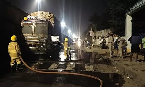 வேப்பூர் போலீஸ் நிலையம் அருகே ஓடும் லாரியில் திடீர் தீ- டிரைவர் உயிர் தப்பினார்