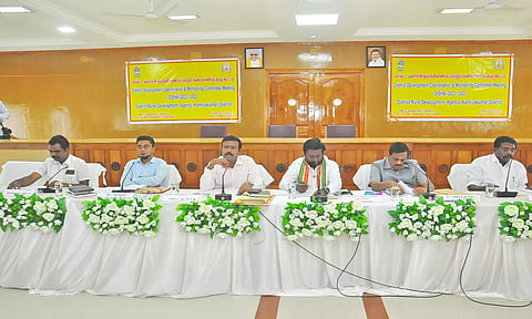 கலெக்டர் அலுவலகத்தில் இன்று வளர்ச்சி ஒருங்கிணைப்பு மற்றும் கண்காணிப்பு குழு கூட்டம் நடந்தபோது எடுத்த படம்.