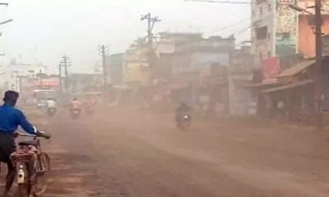 புழுதி பறக்கும் சாலை.