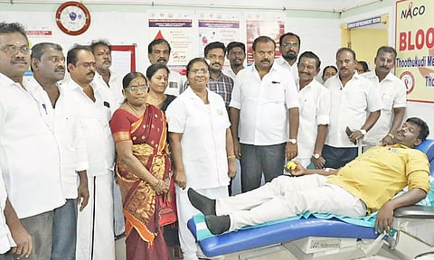 தூத்துக்குடி அரசு மருத்துவமனையில் ரத்ததான முகாமை மேயர் ஜெகன் பெரியசாமி தொடங்கி வைத்த காட்சி.