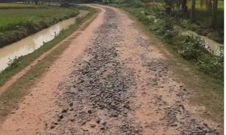 ஜல்லி மட்டும் கொட்டப்பட்டுள்ள சாலை.