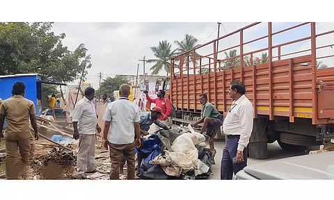 சாலையோர ஆக்கிரமிப்பு கடைகள் அகற்றம்