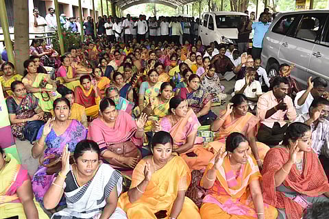 ஊரக வளர்ச்சித்துறை அலுவலர்கள் போராட்டம்