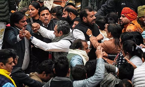 டெல்லி மேயர் தேர்தல் - பா.ஜ.க, ஆம் ஆத்மி கவுன்சிலர்கள் மோதலால் பரபரப்பு