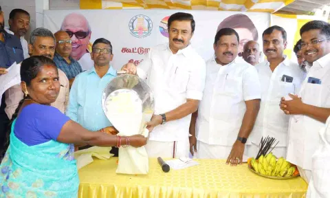 நிகழ்ச்சியில் அமைச்சர் மு.பெ.சாமிநாதன் ரேஷன் கடையை திறந்துவைத்து பொதுமக்களுக்கு பொருட்களை வழங்கிய காட்சி.