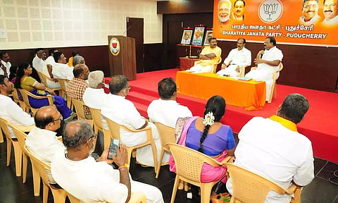 பா.ஜனதா நிர்வாகிகள் கூட்டத்தில் செல்வகணபதி எம்.பி. பேசிய காட்சி. அருகில் மாநில தலைவர் சாமிநாதன் உள்ளார்.