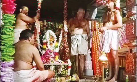 பகவதி அம்மனுக்கு ஊஞ்சல் உற்சவம் நடந்த போது எடுத்த படம்.