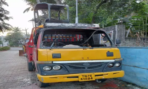 தீ வைத்து எரிக்கப்பட்ட டெம்போவை படத்தில் காணலாம்&nbsp;