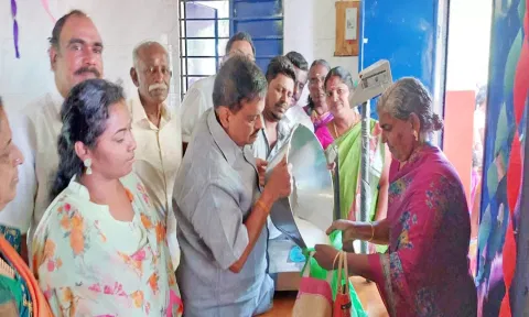 பகுதி நேர நியாயவிலைக் கடையினை தளவாய்சுந்தரம் எம்.எல்.ஏ. திறந்து வைத்து முதல் விற்பனையை தொடங்கி வைத்த போது எடுத்த படம்&nbsp;